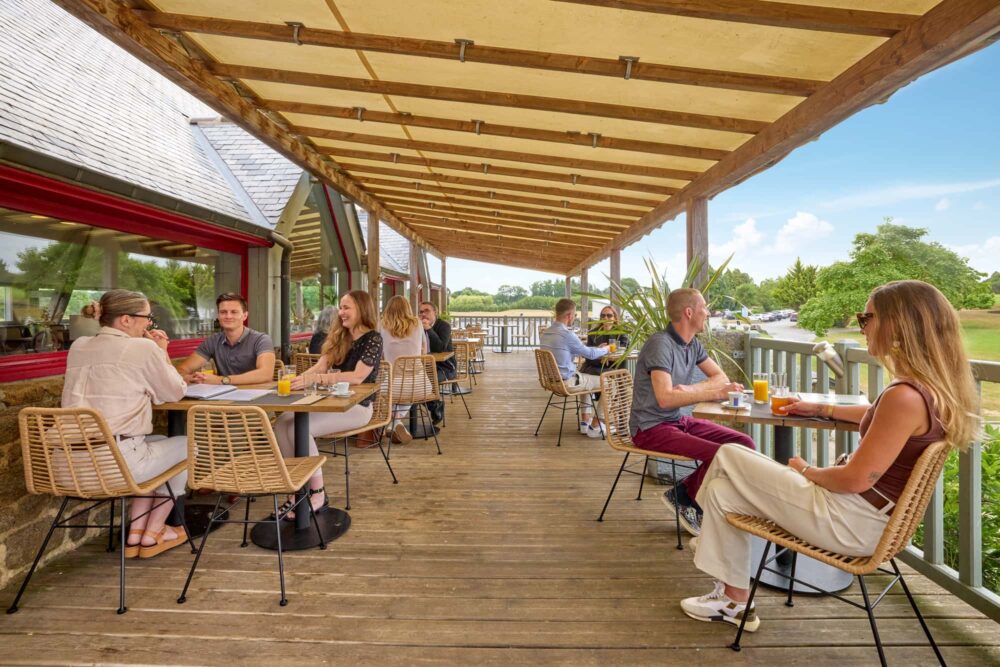 Bar golf resort