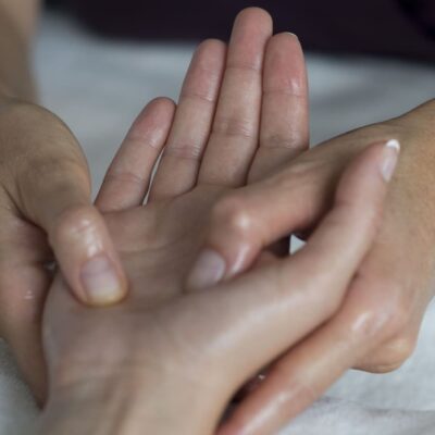 Massage japonais des mains et avant-bras